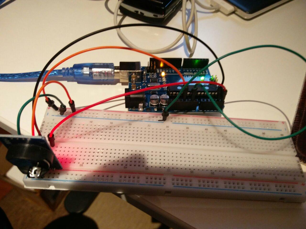 Arduino + piladun erlojua protoboard batetan montatuta